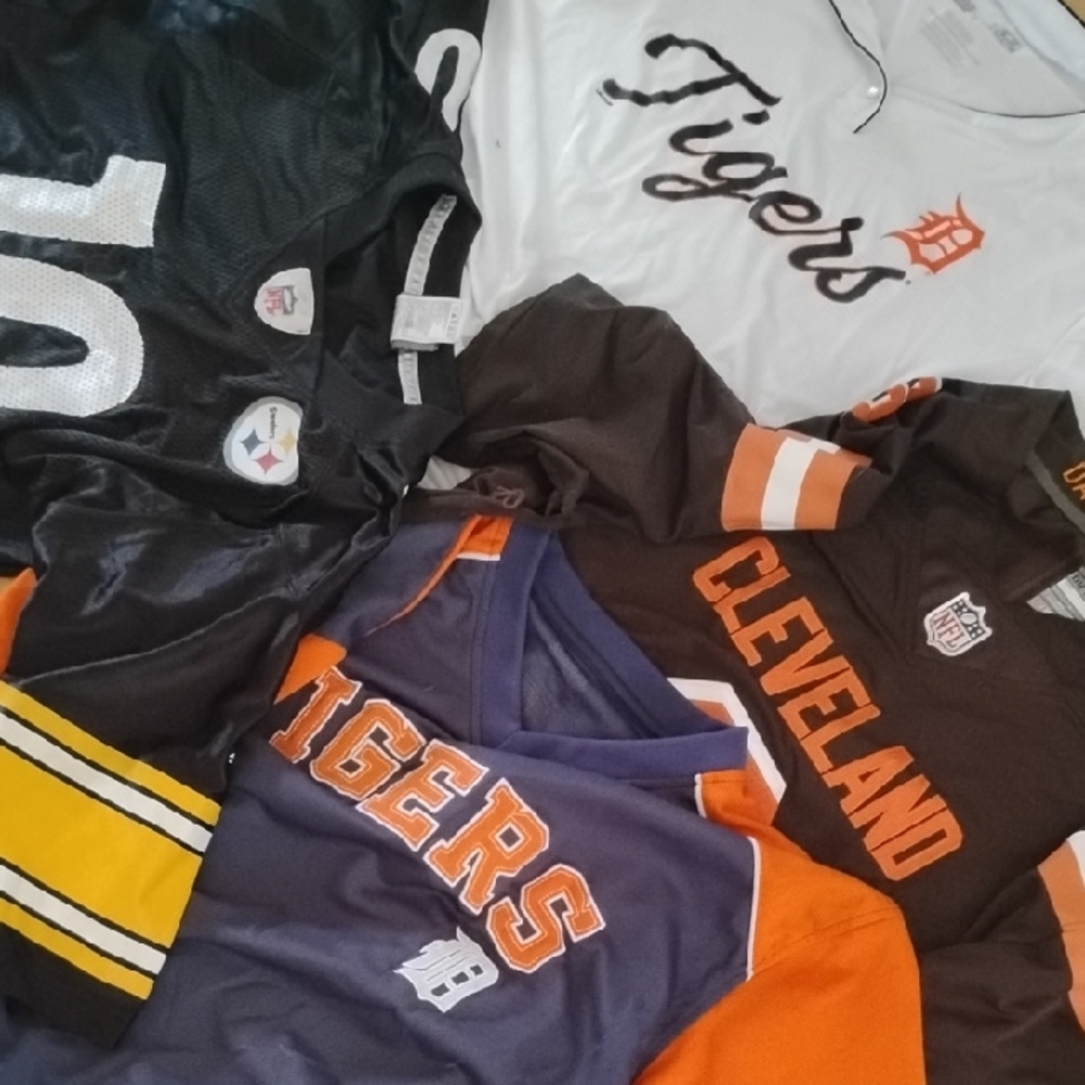 Black and White Jerseys for Sports Enthusiasts